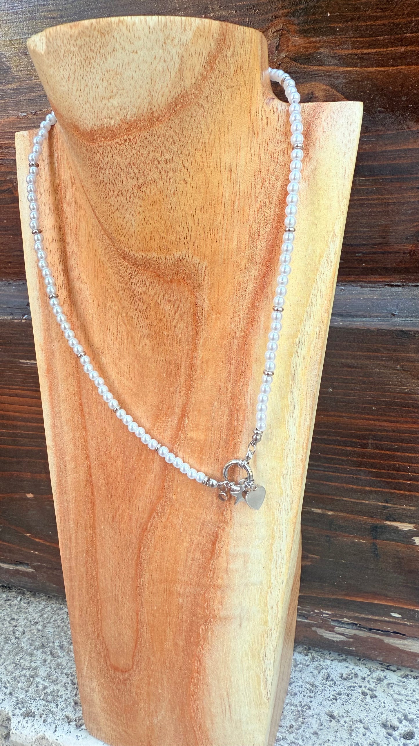 Collana perle e gancio charms