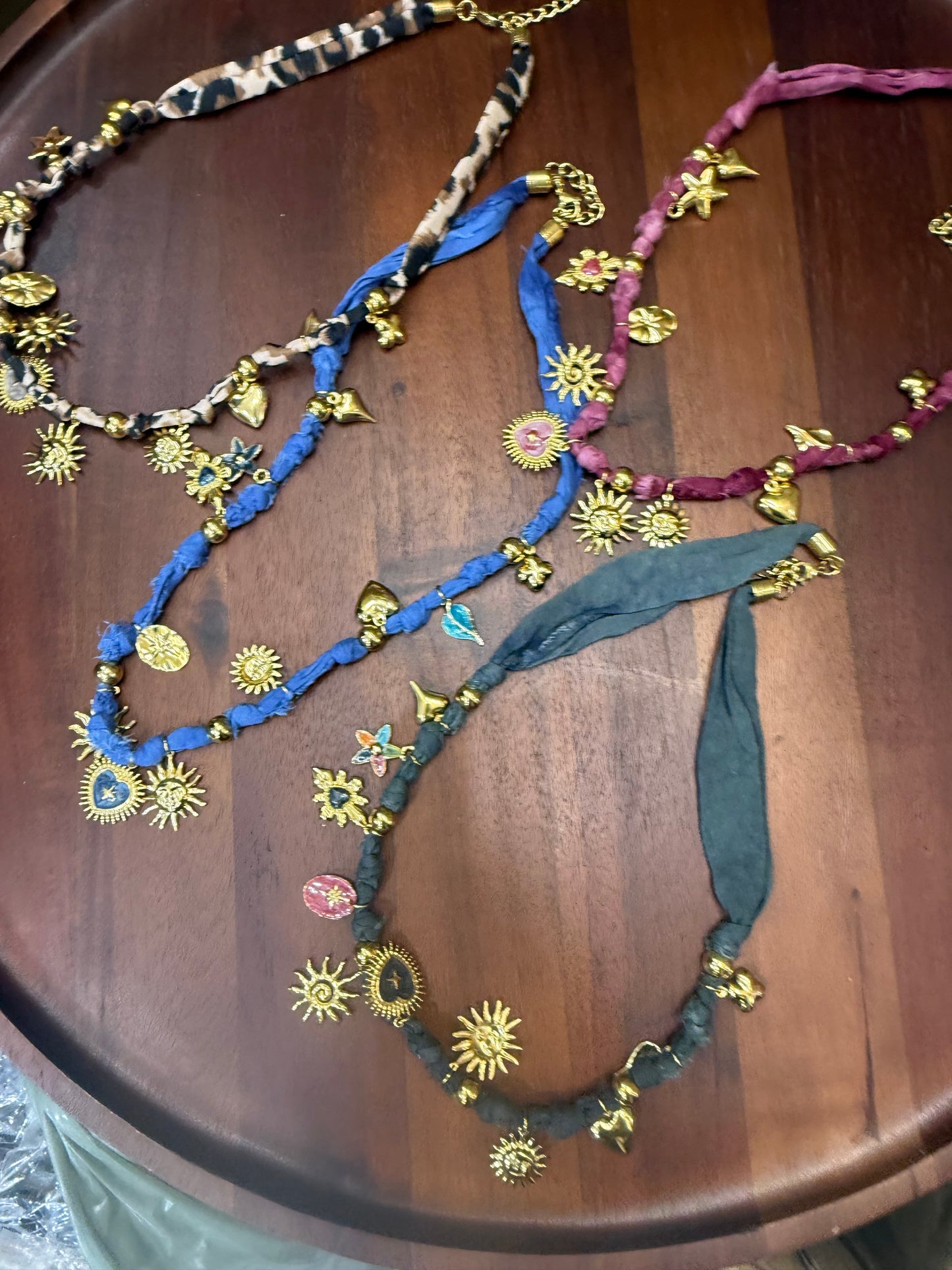 Collane tessuto charms