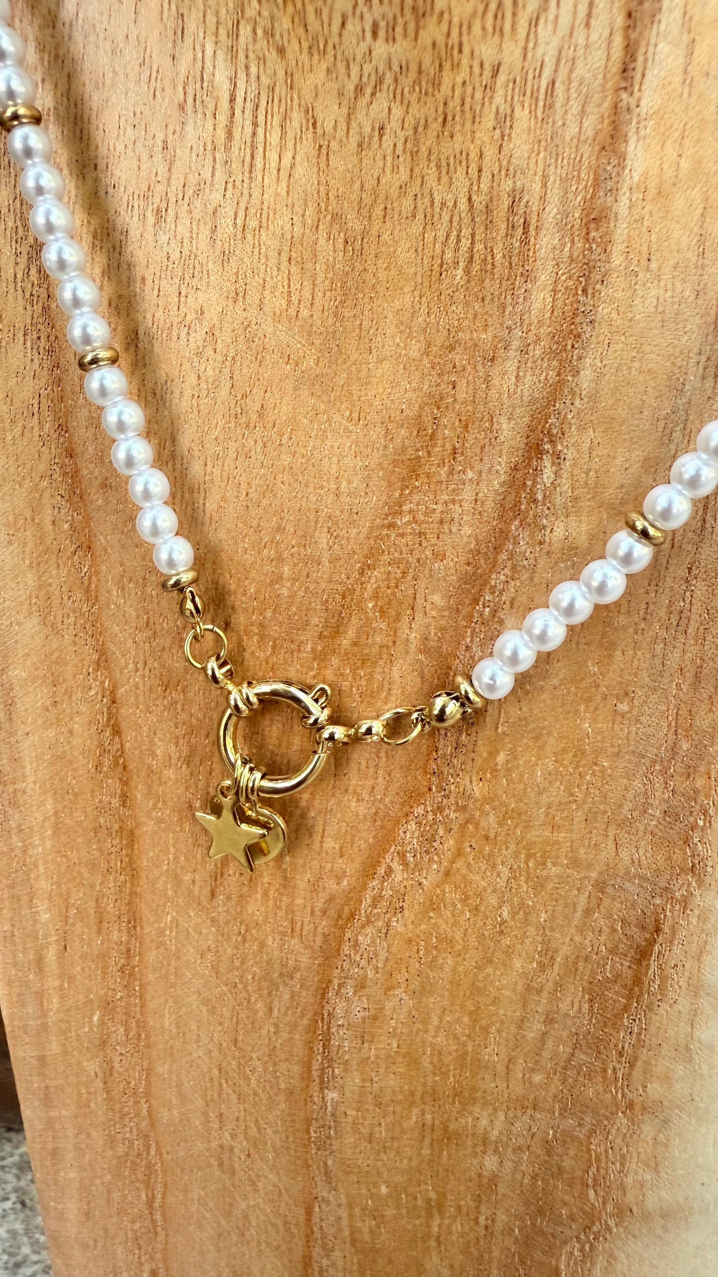 Collana perle e gancio charms