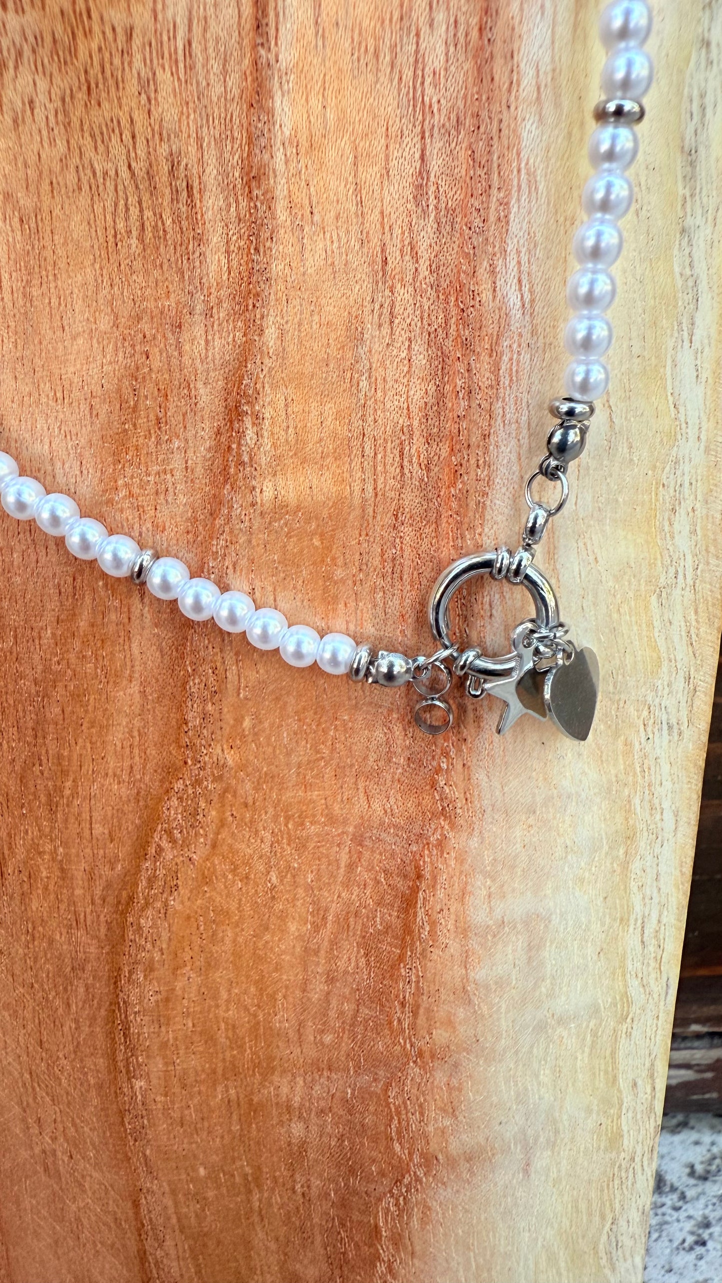 Collana perle e gancio charms