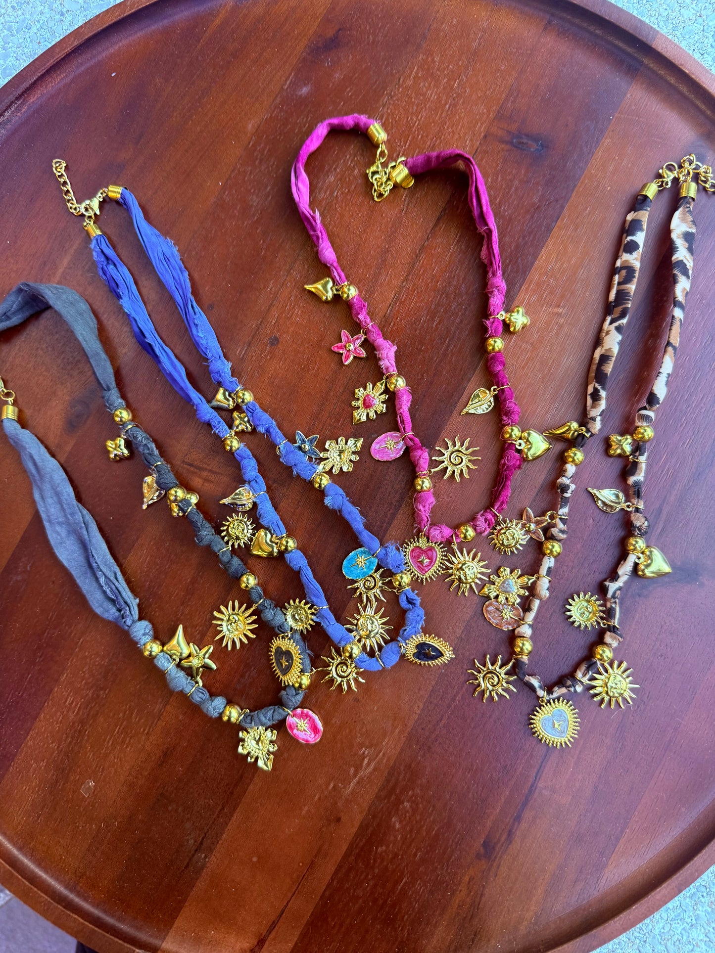 Collane tessuto charms