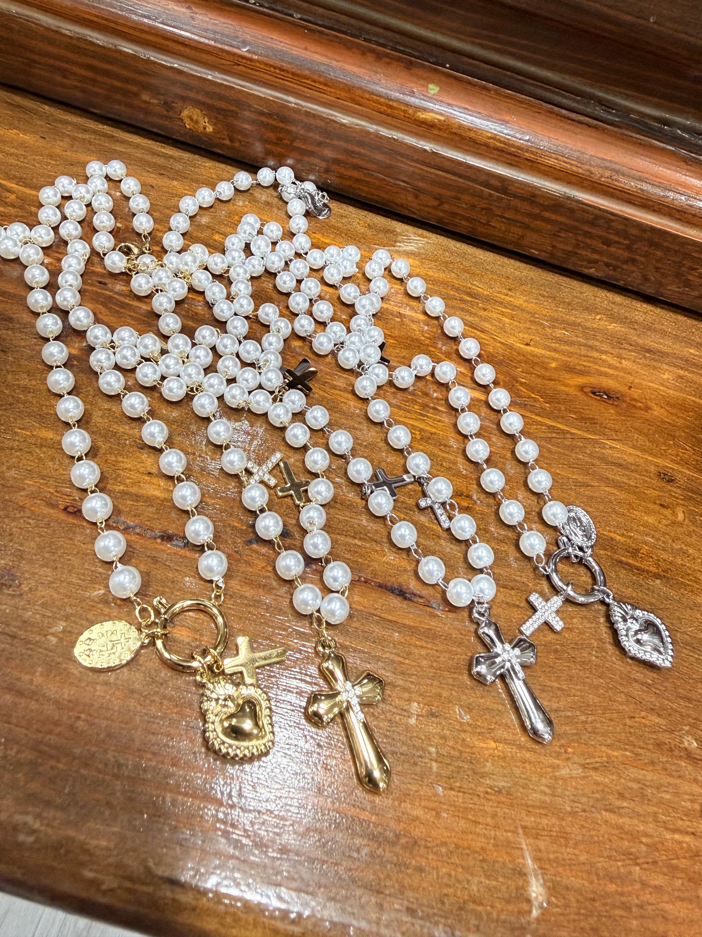 Collana perle e charms